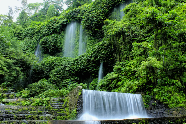 Menelusuri Keindahan Air Terjun Benang Kelambu